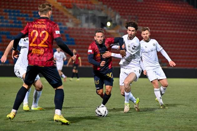 v li Simon Skarlatidis Unterhaching, 30 Moritz Bangerter Burghausen, 17 in duel, duel, tackle, dynamic, action, 18 11 2025, Unterhaching Germany , Football, BFV Verbandspokal, quarter-final, SpVgg Unterhaching SV Wacker Burghausen xslx