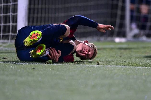 Cornelius Pfeiffer Unterhaching, 22 lies injured on the ground, with pain after a foul, racked with pain, cropped image, single image, action, action, 18 11 2025, Unterhaching Germany , Football, BFV Verbandspokal, Quarterfinal, SpVgg Unterhaching SV Wacker Burghausen xslx