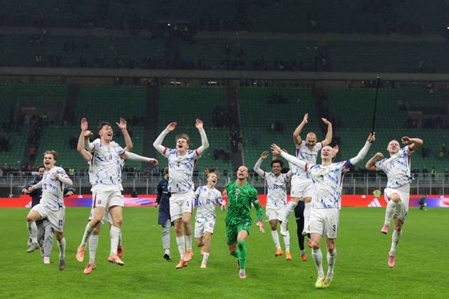 Milan, Italy, 16th November 2025. Norway players celebrate following the final whistle of the Italy vs Norway FIFA World Cup, WM, Weltmeisterschaft, Fussball European Qualifying match at Giuseppe Meazza, Milan. Picture credit should read: Jonathan Moscrop Sportimage EDITORIAL USE ONLY. No use with unauthorised audio, video, data, fixture lists, club league logos or live services. Online in-match use limited to 120 images, no video emulation. No use in betting, games or single club league player publications. SPI_222_JM_ITALY_NORWAY_EQ SPI-4294-0222