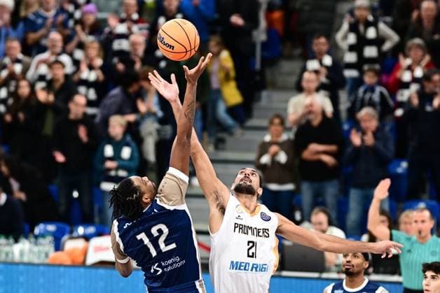 Jump ball between Angelos Lagios 12 Promitheas Patras Vikos Cola and Antonios Karagiannidis 29 Promitheas Patras Vikos Cola , Michael Weathers 20 MLP Academics Heidelberg watches the action Basketball Champions League MLP Academics Heidelberg vs Promitheas Patras Vikos Cola Copyright: xspeedshotx