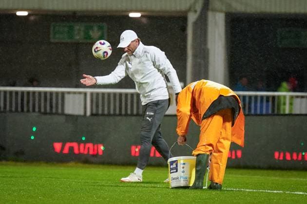 Football World Cup Qualification 2025 26, 10 Matchday Kosovo vs Switzerland Fadil Vokrri Stadium Pristina Patrick Foletti Goalkeeping Coach, Switzerland Pristina, Kosovo, Europe Groundsmen in heavy rain, manual line correction, bucket paint, rain protection orange, wet pitch, match preparation, infrastructure, groundskeeping, UEFA Quali, weather situation, safety, matchday, media relevance severe weather, pitch maintenance, soccer organization Pristina Kosovo Copyright: xJOERANxSTEINSIEKx