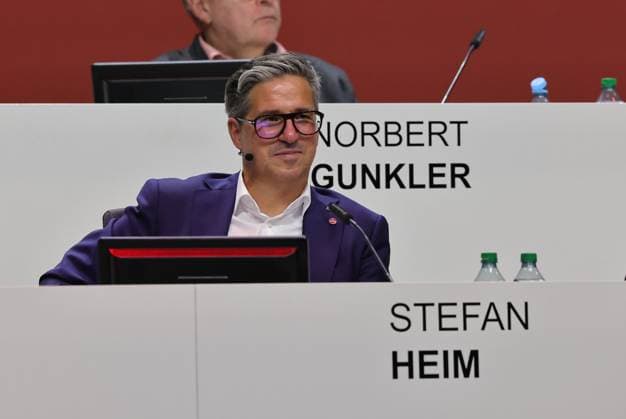 18 11 2025 Soccer Season 2025 2026 2 Soccer Bundesliga General Meeting Annual General Meeting JHV 2025 Sportfoto Zink DaMa xdaxmax Stefan Heim Chief Financial Officer for Accounting Controlling and Financial Accounting 1 FC Nuremberg FCN laughs laughter rejoices joy
