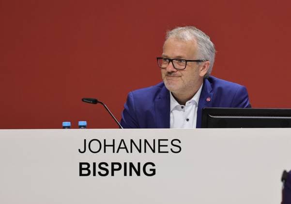 18 11 2025 Soccer Season 2025 2026 2 Soccer Bundesliga General Meeting Annual General Meeting JHV 2025 Sportfoto Zink DaMa xdaxmax Johannes Bisping Member of the Supervisory Board 1 FC Nürnberg FCN laughs laughs laughs joy