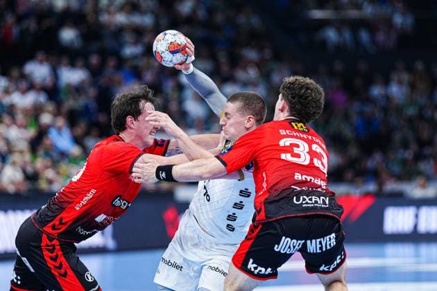 Hannes Nystroem BSV Bern, 20 , Elias Ellefsen a Skipagotu THW Kiel, 71 , Leo Jan Schnyder BSV Bern, 33 GER, THW Kiel vs BSV Bern, Handball, EHF European League, Matchday 4, Season 2025 2026, 18 11 2025 GER, THW Kiel vs BSV Bern, Handball, EHF European League, Matchday 4, Season 2025 2026, 18 11 2025 Kiel Copyright: xEibner-Pressefoto MarcelxvonxFehrnx EP_MFN