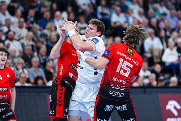 Nico Eggimann BSV Bern, 02 , Lucas Laube THW Kiel, 20 , Samuel Weingartner BSV Bern, 15 GER, THW Kiel vs BSV Bern, Handball, EHF European League, Matchday 4, Season 2025 2026, 18 11 2025 GER, THW Kiel vs BSV Bern, Handball, EHF European League, Matchday 4, Season 2025 2026, 18 11 2025 Kiel Copyright: xEibner-Pressefoto MarcelxvonxFehrnx EP_MFN