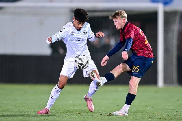 v li Timothee Diowo Burghausen, 19 Andy Breuer Unterhaching, 26 in duel, duel, tackle, dynamic, action, action, 18 11 2025, Unterhaching Germany , Football, BFV Verbandspokal, quarter-final, SpVgg Unterhaching SV Wacker Burghausen xslx