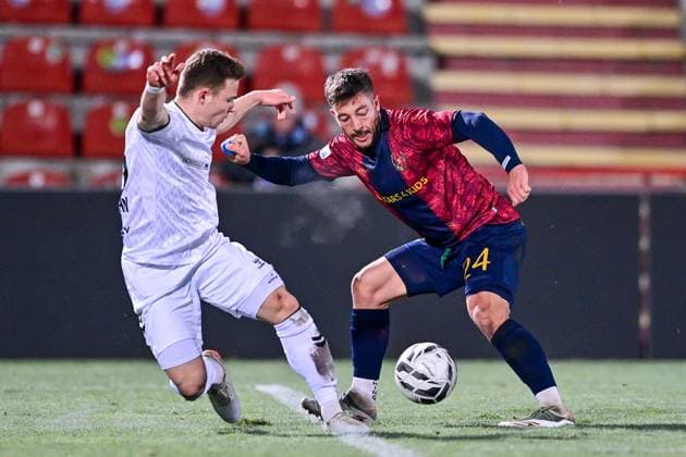 from left Jannis Turtschan Burghausen, 23 Moritz Mueller Unterhaching, 24 in duel, duel, tackle, dynamic, action, 18 11 2025, Unterhaching Germany , Football, BFV Verbandspokal, quarter-final, SpVgg Unterhaching SV Wacker Burghausen xslx