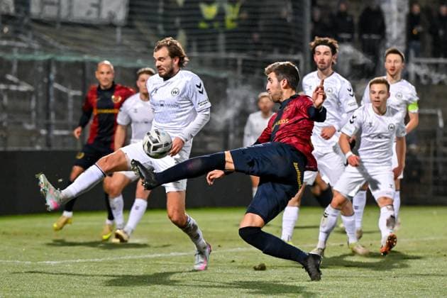 v li Felix Bachschmid Burghausen, 6 tries to block the shot of Alexander Winkler Unterhaching, 4, duel, duel, tackle, dynamic, action, 18 11 2025, Unterhaching Germany , Football, BFV Verbandspokal, quarter-final, SpVgg Unterhaching SV Wacker Burghausen xslx