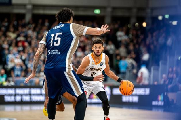 Kendale McCullum Kendale McCullum 10 Promitheas Patras Vikos Cola with ball while Marcel Keßen 15 MLP Academics Heidelberg defends Basketball Champions League MLP Academics Heidelberg vs Promitheas Patras Vikos Cola Copyright: xspeedshotx