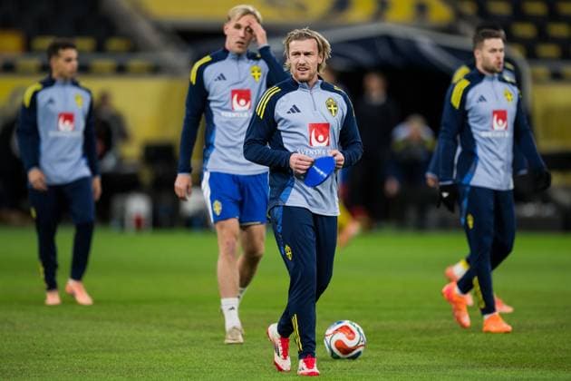 251118 Emil Forsberg of Sweden during warm ups ahead of the FIFA World Cup Qualifier football match between Sweden and Slovenia on November 18, 2025 in Stockholm Photo Jesper Zerman BILDBYRAN kod JZ JM0752 bbeng fotboll football soccer fotball vm kval fifa world cup qualifier sverige sweden sverige a slovenien slovenia  Copyright: JESPERxZERMAN BB251118JZ011