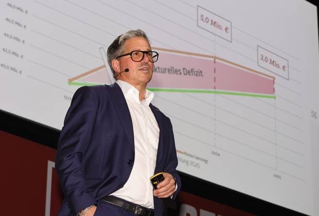 18 11 2025 Soccer Season 2025 2026 2 Soccer Bundesliga General Meeting Annual General Meeting JHV 2025 Sportfoto Zink DaMa xdaxmax Stefan Heim Chief Financial Officer for Accounting Controlling and Financial Accounting 1 FC Nürnberg FCN speaks to Clubfan Clubfans FCN Fans Fans Members