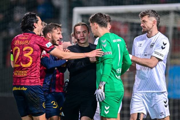 Markus Schwabl Unterhaching, 23 Simon Skarlatidis Unterhaching, 30 Jonas Krzyzanowski Referee, Referee Markus Schoeller Goalkeeper, Burghausen, 1 Alexander Sorge Burghausen, 13 , 18 11 2025, Unterhaching Germany , Football, BFV Verbandspokal, Quarter-final, SpVgg Unterhaching SV Wacker Burghausen xslx
