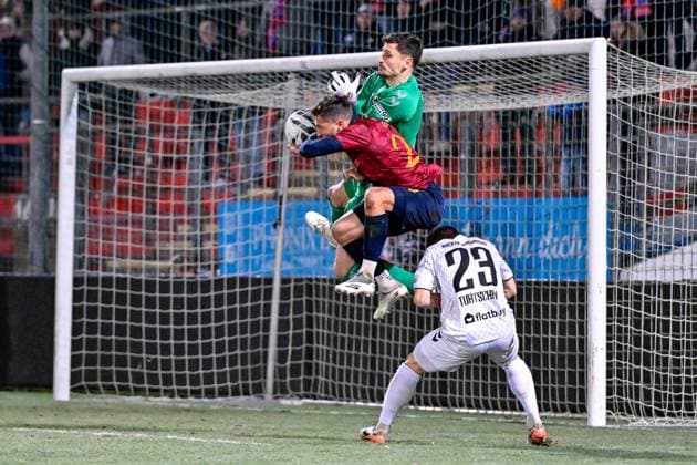 from left Markus Schoeller goalkeeper, Burghausen, 1 Moritz Mueller Unterhaching, 24 Jannis Turtschan Burghausen, 23 in duel, duel, tackle, dynamics, action, 18 11 2025, Unterhaching Germany , Football, BFV Verbandspokal, quarter-final, SpVgg Unterhaching SV Wacker Burghausen xslx