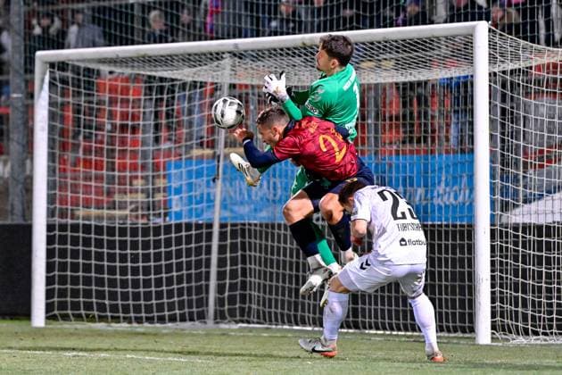 from left Markus Schoeller goalkeeper, Burghausen, 1 Moritz Mueller Unterhaching, 24 Jannis Turtschan Burghausen, 23 in duel, duel, tackle, dynamics, action, 18 11 2025, Unterhaching Germany , Football, BFV Verbandspokal, quarter-final, SpVgg Unterhaching SV Wacker Burghausen xslx