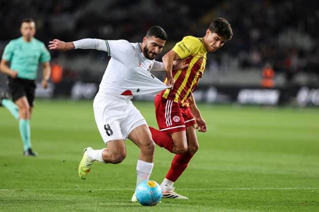 November 18, 2025, Barcelona, Barcelona, SPAIN: Hamed Hamdan of Palestine and Ramon Terrats of Catalonia fight for the ball during the International Friendly, Länderspiel, Nationalmannschaft match between Catalonia and Palestine at Estadi Olimpic Lluis Companys on November 18, 2025 in Barcelona, Spain. Barcelona SPAIN - ZUMAa181 20251118_zaa_a181_083 Copyright: xJavierxBorregox