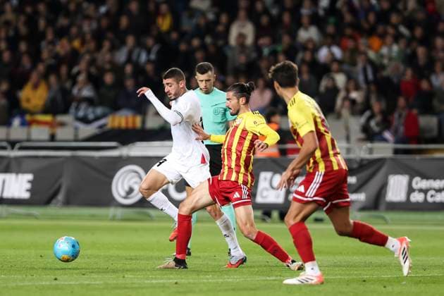 November 18, 2025, Barcelona, Barcelona, SPAIN: Ahmed Taha of Palestine in action during the International Friendly, Länderspiel, Nationalmannschaft match between Catalonia and Palestine at Estadi Olimpic Lluis Companys on November 18, 2025 in Barcelona, Spain. Barcelona SPAIN - ZUMAa181 20251118_zaa_a181_084 Copyright: xJavierxBorregox
