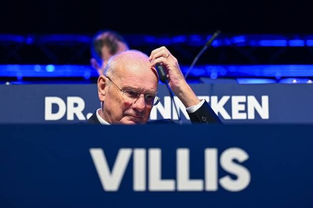 18 11 2025, Football, Bundesliga 2, General Meeting VfL Bochum, Deputy Chairman Hans Peter Villis VfL Bochum 1848 touches his head, xRHR PHOTO TKx Copyright: RHR-FOTOx RHR-FOTO TK