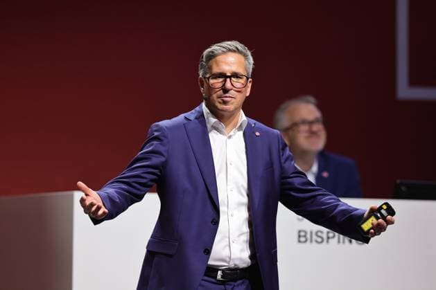18 11 2025 Soccer Season 2025 2026 2 Soccer Bundesliga General Meeting Annual General Meeting JHV 2025 Sportfoto Zink DaMa xdaxmax Stefan Heim Chief Financial Officer for Accounting Controlling and Financial Accounting 1 FC Nürnberg FCN speaks to Clubfan Clubfans FCN Fans Fans Members