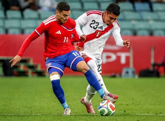 RUSSIA, SOCHI - NOVEMBER 18, 2025: Chile s Lucas Cepeda (L) and Peru s Cesar Inga are in action in a friendly football match between the Chilean and the Peruvian men s national football teams at Fisht Stadium International Football Friendly: Chile 2 - 1 Peru  - ZUMAt113 20251118_zaa_t113_658 Copyright: xDmitryxFeoktistovx