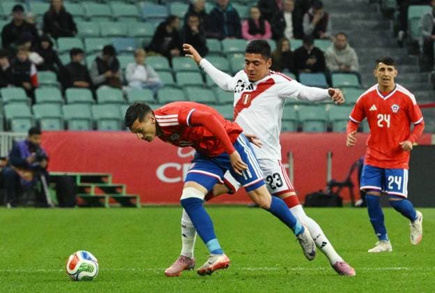 Futbol, Chile vs Peru Partido amistoso 2025 El jugador de la seleccion chilena Lucas Cepeda, izquierda, disputa el balon contra Cesar Inga durante el partido amistoso contra Peru disputado en el Estadio Olimpico Fisht de Sochi, Rusia. 18 11 2025 Sipa Photosport Football, Chile vs Peru 2025 friendly match Chile s player Lucas Cepeda, left, vies for the ball against Cesar Inga during a friendly match against Peru at the Olimpic Fisht stadium in the Sochi, Russia. 18 11 2025 Sipa Photosport Chile vs Peru, amistoso 2025 