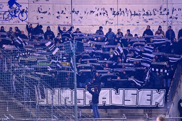 SV Wacker Burghausen fans show their scarves, fans, audience, spectators, mood, atmosphere, stadium, 18 11 2025, Unterhaching Germany , football, BFV Verbandspokal, quarter-final, SpVgg Unterhaching SV Wacker Burghausen xslx