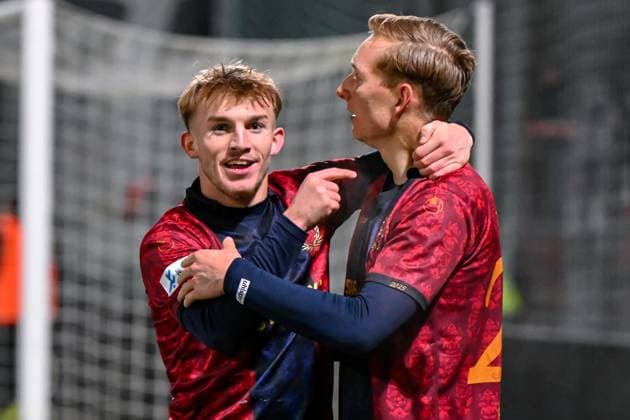 from left Andy Breuer Unterhaching, 26 and goal scorer Cornelius Pfeiffer Unterhaching, 22 with goal celebration, jubilation, goal celebration, celebrate the goal, goal, celebration, jubilation about the goal to 1 0, optimistic, action, action, 18 11 2025, Unterhaching Germany , Football, BFV Verbandspokal, Quarterfinal, SpVgg Unterhaching SV Wacker Burghausen xslx