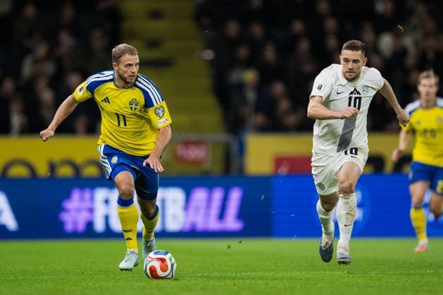 251118 Gustav Lundgren of Sweden and Timi Elsnik of Slovenia during the FIFA World Cup Qualifier football match between Sweden and Slovenia on November 18, 2025 in Stockholm Photo Jesper Zerman BILDBYRAN kod JZ JM0752 bbeng fotboll football soccer fotball vm kval fifa world cup qualifier sverige sweden sverige a slovenien slovenia  Copyright: JESPERxZERMAN BB251118JZ023