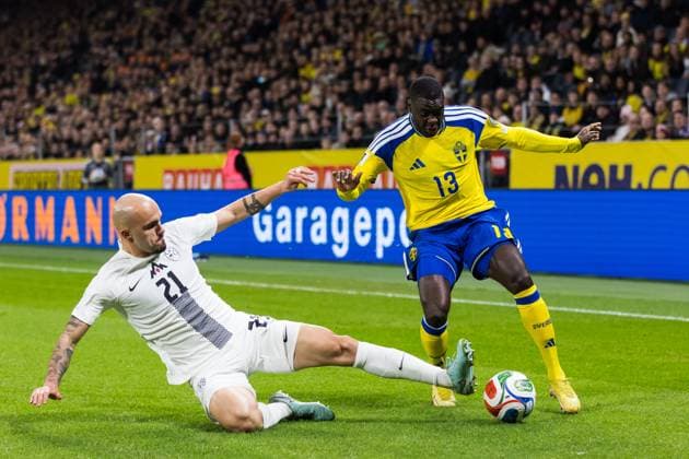 251118 Vanja Drkusic of Slovenia and Ken Sema of Sweden during the FIFA World Cup Qualifier football match between Sweden and Slovenia on November 18, 2025 in Stockholm Photo Tobias Sterner BILDBYRAN COP 254 JM0752 bbeng fotboll football soccer fotball vm kval fifa world cup qualifier sverige sweden sverige a slovenien slovenia  Copyright: TOBIASxSTERNER BB251118TS009