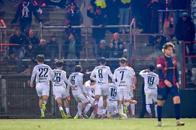 SV Wacker Burghausen players with goal celebration, cheering, goal celebration, celebrate the goal, goal, celebration, cheering about the goal to 1 1, optimistic, action, action, 18 11 2025, Unterhaching Germany , Football, BFV Verbandspokal, Quarterfinal, SpVgg Unterhaching SV Wacker Burghausen xslx
