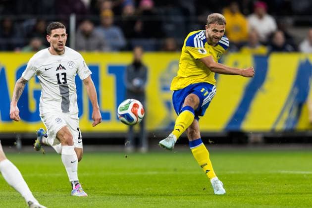 251118 Erik Janza of Slovenia and Gustav Lundgren of Sweden during the FIFA World Cup Qualifier football match between Sweden and Slovenia on November 18, 2025 in Stockholm Photo Tobias Sterner BILDBYRAN COP 254 JM0752 bbeng fotboll football soccer fotball vm kval fifa world cup qualifier sverige sweden sverige a slovenien slovenia  Copyright: TOBIASxSTERNER BB251118TS010
