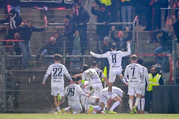 SV Wacker Burghausen players with goal celebration, cheering, goal celebration, celebrate the goal, goal, celebration, cheering about the goal to 1 1, optimistic, action, action, 18 11 2025, Unterhaching Germany , Football, BFV Verbandspokal, Quarterfinal, SpVgg Unterhaching SV Wacker Burghausen xslx