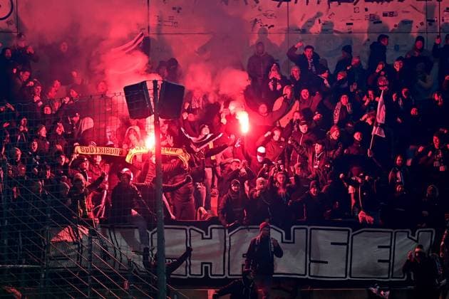 Fans of SV Wacker Burghausen send off Bengalos, Bengalo, fireworks, flare fans, audience, spectators, mood, atmosphere, stadium, 18 11 2025, Unterhaching Germany , football, BFV Verbandspokal, quarter-final, SpVgg Unterhaching SV Wacker Burghausen xslx