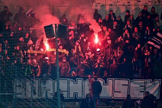 Fans of SV Wacker Burghausen send off Bengalos, Bengalo, fireworks, flare fans, audience, spectators, mood, atmosphere, stadium, 18 11 2025, Unterhaching Germany , football, BFV Verbandspokal, quarter-final, SpVgg Unterhaching SV Wacker Burghausen xslx