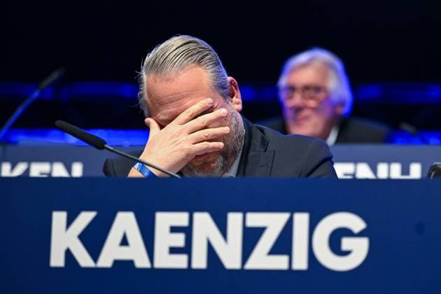 18 11 2025, Football, Bundesliga 2, General Meeting VfL Bochum, Managing Director Ilja Kaenzig VfL Bochum 1848 with his hand in front of his mouth, xRHR PHOTO TKx Copyright: RHR-FOTOx RHR-FOTO TK