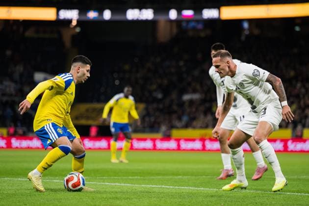 251118 Roony Bardghji of Sweden and Jure Balkovec of Slovenia during the FIFA World Cup Qualifier football match between Sweden and Slovenia on November 18, 2025 in Stockholm Photo Jesper Zerman BILDBYRAN kod JZ JM0752 bbeng fotboll football soccer fotball vm kval fifa world cup qualifier sverige sweden sverige a slovenien slovenia  Copyright: JESPERxZERMAN BB251118JZ029