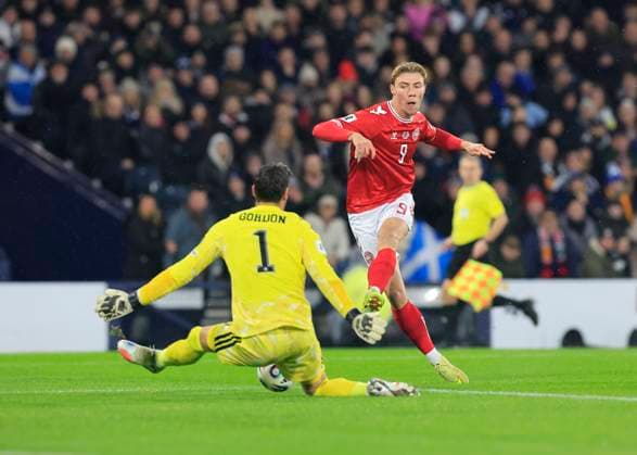 Scotland v Denmark 2026 FIFA World Cup, WM, Weltmeisterschaft, Fussball Qualifiers Craig Gordon of Scotland (left) saves a shot from Rasmus H¿jlund of Denmark during the 2026 FIFA World Cup Qualifiers Group C match at Hampden Park, Glasgow UK Newspapers OUT Copyright: xFredxPalmerx FIL-22515-0004