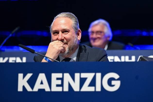 18 11 2025, Football, Bundesliga 2, General Meeting VfL Bochum, Managing Director Ilja Kaenzig VfL Bochum 1848 with his hand in front of his mouth, xRHR PHOTO TKx Copyright: RHR-FOTOx RHR-FOTO TK