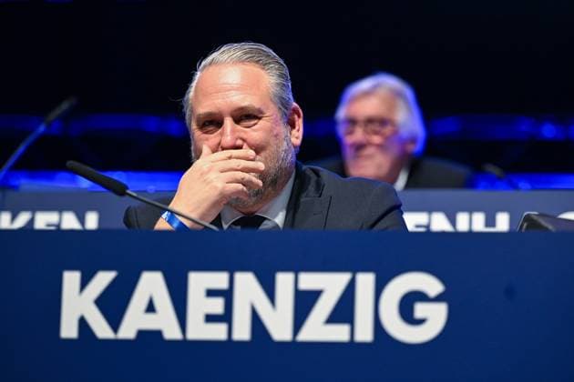 18 11 2025, Football, Bundesliga 2, General Meeting VfL Bochum, Managing Director Ilja Kaenzig VfL Bochum 1848 with his hand in front of his mouth, xRHR PHOTO TKx Copyright: RHR-FOTOx RHR-FOTO TK