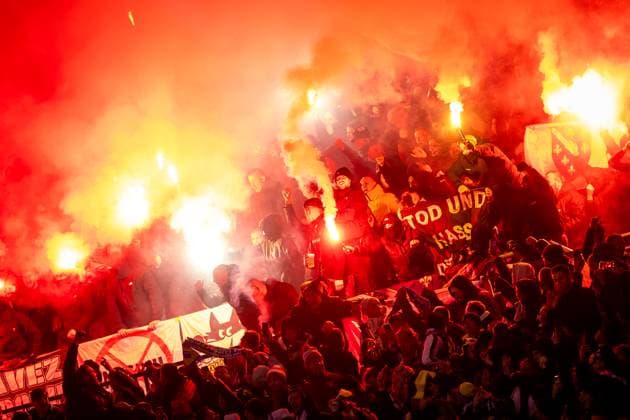 AUSTRIA - BOSNIA AND HERZEGOVINA Fans of Bosnia and Herzegovina burn pyro during European qualifier of FIFA World Cup, WM, Weltmeisterschaft, Fussball WM, Weltmeisterschaft, Fussball 2026 football match between Austria and Bosnia and Herzegovina. Ernst Happel Stadion, Vienna, Austria, November 18, 2025. Photo by Branislav Racko Copyright: xx 080A0549