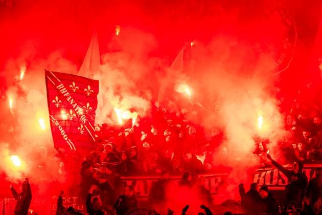 AUSTRIA - BOSNIA AND HERZEGOVINA Fans of Bosnia and Herzegovina burn pyro during European qualifier of FIFA World Cup, WM, Weltmeisterschaft, Fussball WM, Weltmeisterschaft, Fussball 2026 football match between Austria and Bosnia and Herzegovina. Ernst Happel Stadion, Vienna, Austria, November 18, 2025. Photo by Branislav Racko Copyright: xx 080A0554