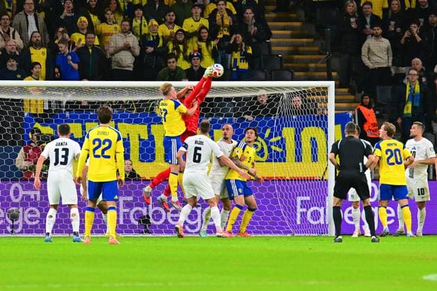 Isac Lidberg (17 Sweden) and goalkeeper Igor Vekic (1 Slovenia) in a battle for the ball during the FIFA World Cup, WM, Weltmeisterschaft, Fussball Qualifiers game on November 18th 2025 between Sweden and Slovenia at Strawberry Arena in Solna, Sweden Copyright: xPeterxSonander SPPx Sportspressphoto_SPR63544