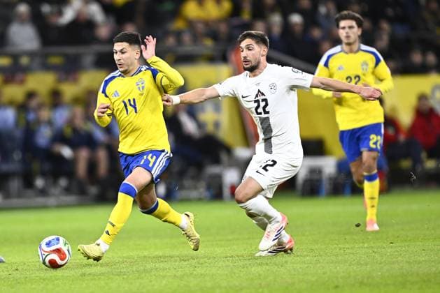 STOCKHOLM, SWEDEN 20251118 Swedens Roony Bardghji and Slovenias Adam Gnezda Äaerin battle for the ball during Tuesdays World Cup Group B qualifier between Sweden and Slovenia at Strawberry arena STOCKHOLM SWEDEN x10050x  Copyright: xPontusxLundahl TTx VM-KVAL SVERIGE-SLOVENIEN