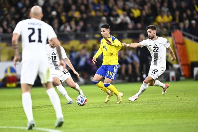 STOCKHOLM, SWEDEN 20251118 Sweden s Roony Bardghji and Slovenia s Adam Gnezda Äaerin fight for the ball during Tuesday s World Cup qualifying match in Group B between Sweden and Slovenia at Strawberry Arena STOCKHOLM SWEDEN x10050x  Copyright: xPontusxLundahl TTx WORLD CUP QUALIFYING SWEDEN-SLOVENIA