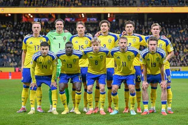 STOCKHOLM, SWEDEN 20251118 Sweden s starting eleven ahead of Tuesday s WC qualifying match in group B between Sweden and Slovenia at Strawberry arena Top row from left Isac Lidberg, Jacob Widell Zetterström, Carl Starfelt, Victor Nilsson Lindelöf, Besfort Zeneli and Emil Krafth Bottom row from left Roony Bardghji, Ken Sema, Daniel Svensson, Gustav Lundgren and Mattias Svanberg STOCKHOLM SWEDEN x10050x  Copyright: xPontusxLundahl TTx WORLD CUP QUALIFIER SWEDEN - SLOVENIA