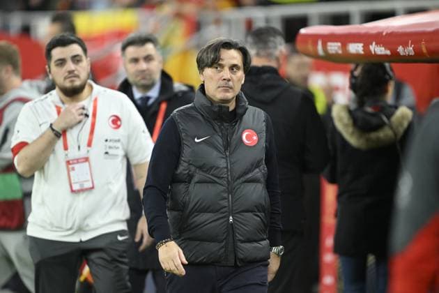 Spain v Turkiye - FIFA World Cup, WM, Weltmeisterschaft, Fussball 2026 Qualifier SEVILLE, SPAIN - NOVEMBER 18: Turkiye’s head coach Vincenzo Montella stands on the touchline and leads his team during the 2026 FIFA World Cup European Qualifiers Group E sixth and final match against Spain at La Cartuja Stadium in Seville, Spain, on November 18, 2025. Burak Akbulut Anadolu Seville Spain. Editorial use only. Please get in touch for any other usage.  Copyright: x2025xAnadoluxBurakxAkbulutx