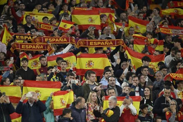 Spain v Turkiye - FIFA World Cup, WM, Weltmeisterschaft, Fussball 2026 Qualifier SEVILLE, SPAIN - NOVEMBER 18: Spanish supporters cheer for their team during the 2026 FIFA World Cup European Qualifiers Group E sixth and final match against Turkiye at La Cartuja Stadium in Seville, Spain, on November 18, 2025. Burak Akbulut Anadolu Seville Spain. Editorial use only. Please get in touch for any other usage.  Copyright: x2025xAnadoluxBurakxAkbulutx