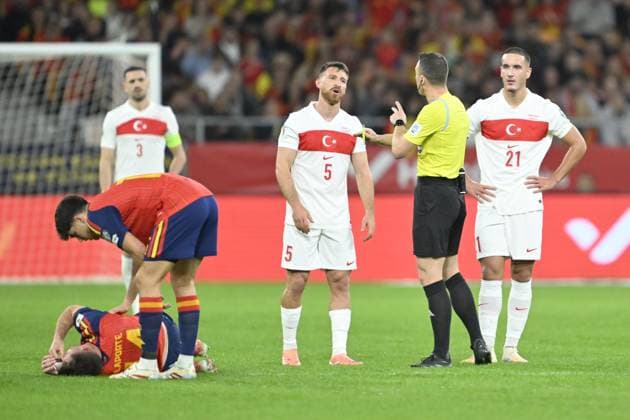 Spain v Turkiye - FIFA World Cup, WM, Weltmeisterschaft, Fussball 2026 Qualifier SEVILLE, SPAIN - NOVEMBER 18: Salih Ozcan of Turkiye gets object to the referee during the 2026 FIFA World Cup European Qualifiers Group E sixth and final match against Spain at La Cartuja Stadium in Seville, Spain, on November 18, 2025. Burak Akbulut Anadolu Sevilla Spain. Editorial use only. Please get in touch for any other usage.  Copyright: x2025xAnadoluxBurakxAkbulutx