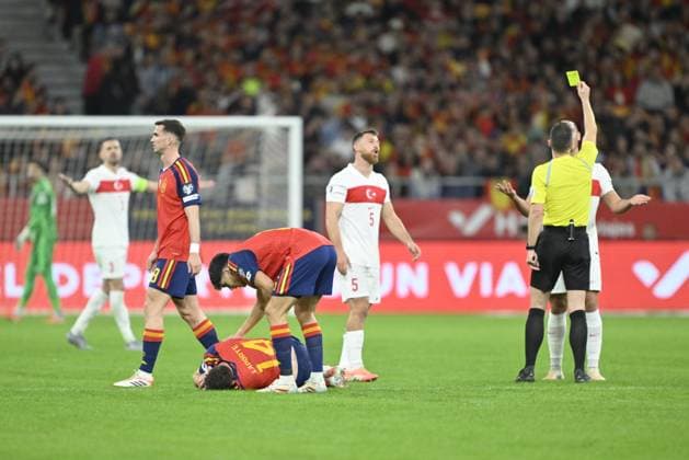 Spain v Turkiye - FIFA World Cup, WM, Weltmeisterschaft, Fussball 2026 Qualifier SEVILLE, SPAIN - NOVEMBER 18: Referee shows yellow card to Deniz Gul of Turkiye during the 2026 FIFA World Cup European Qualifiers Group E sixth and final match against Spain at La Cartuja Stadium in Seville, Spain, on November 18, 2025. Burak Akbulut Anadolu Sevilla Spain. Editorial use only. Please get in touch for any other usage.  Copyright: x2025xAnadoluxBurakxAkbulutx