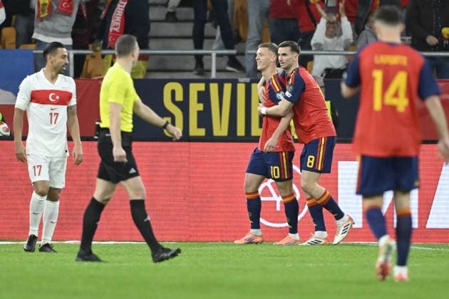Spain v Turkiye - FIFA World Cup, WM, Weltmeisterschaft, Fussball 2026 Qualifier SEVILLE, SPAIN - NOVEMBER 18: Dani Olmo (10) of Spain celebrates a goal with teammates during the FIFA World Cup 2026 qualifier football match between Spain and Turkiye at Estadio de La Cartuja in Seville, Spain on November 18, 2025. Burak Akbulut Anadolu Seville Spain. Editorial use only. Please get in touch for any other usage.  Copyright: x2025xAnadoluxBurakxAkbulutx