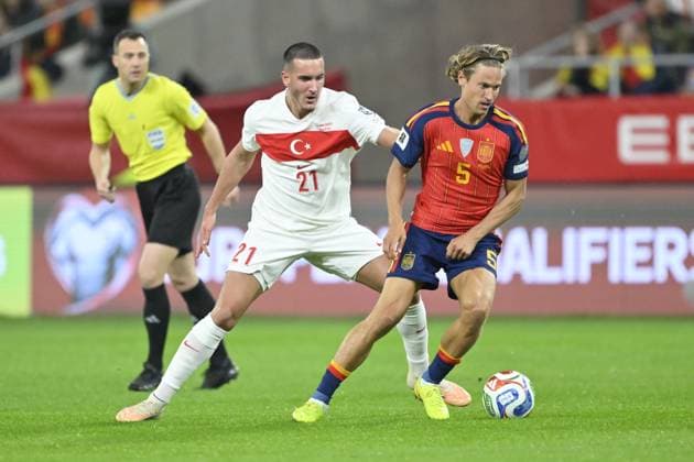 Spain v Turkiye - FIFA World Cup, WM, Weltmeisterschaft, Fussball 2026 Qualifier SEVILLE, SPAIN - NOVEMBER 18: Deniz Gul (21) of Turkiye in action againstMarcos Llorente (5) of Spain during the FIFA World Cup 2026 qualifier football match between Spain and Turkiye at Estadio de La Cartuja in Seville, Spain on November 18, 2025. Burak Akbulut Anadolu Seville Spain. Editorial use only. Please get in touch for any other usage.  Copyright: x2025xAnadoluxBurakxAkbulutx